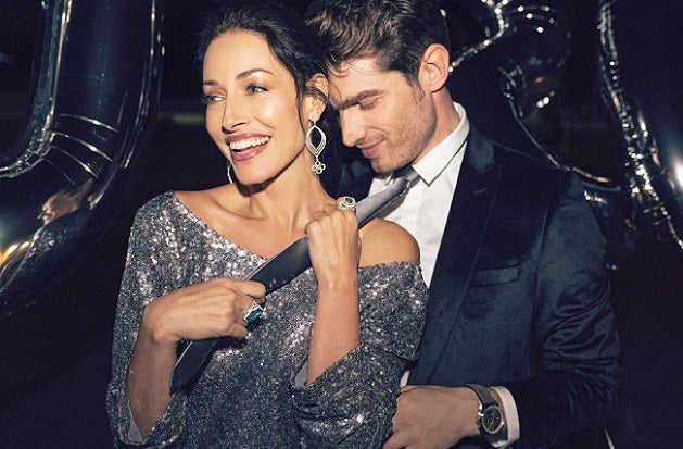 סילבסטר גלאם: שירלי בוגנים נוצצת בתכשיטי פדני